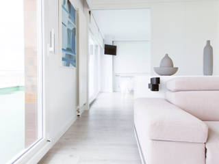 REFORMA PRIMERA LÍNEA, R. Borja Alvarez. Arquitecto R. Borja Alvarez. Arquitecto Minimalist living room