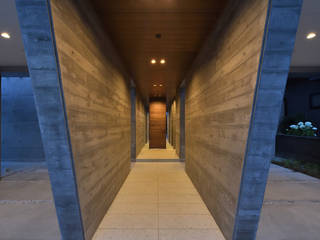 中庭のある二世帯住宅, スタジオ・ベルナ スタジオ・ベルナ Modern Corridor, Hallway and Staircase Concrete