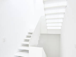 Treppe komplett aus weißem HPL. Bolzentreppe, hokon hokon Tangga Kayu Wood effect