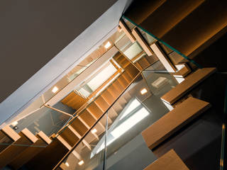 Kragarmtreppe mit transluzenten Stufen aus Holz, hokon hokon Escadas Madeira Acabamento em madeira