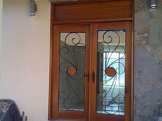 DETALLES DE HERRERIA EN PUERTA Y CANDILES, I.S.T.M.O. CONSTRUCCIONES I.S.T.M.O. CONSTRUCCIONES Tür Holz Holznachbildung