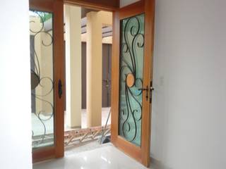 DETALLES DE HERRERIA EN PUERTA Y CANDILES, I.S.T.M.O. CONSTRUCCIONES I.S.T.M.O. CONSTRUCCIONES Deuren IJzer / Staal