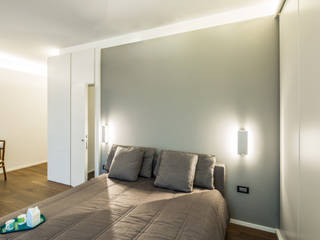 CST | White box apartment, PLUS ULTRA studio PLUS ULTRA studio Camera da letto minimalista Grigio