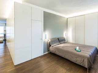CST | White box apartment, PLUS ULTRA studio PLUS ULTRA studio Camera da letto minimalista Grigio