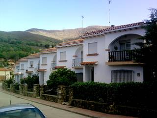 Arquitectos Losar de la Vera Promoción Viviendas, Estudio Miranda Arquitectos en la Vera Estudio Miranda Arquitectos en la Vera Casas rústicas