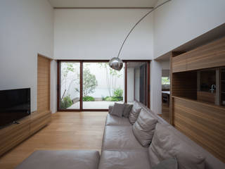 平屋建てのコートハウス, Architet6建築事務所 Architet6建築事務所 Moderne Wohnzimmer Holz Beige