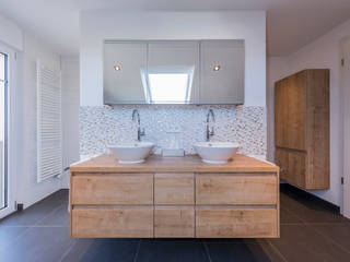 Schickes Familienhaus mit allem Drum und Dran, KitzlingerHaus GmbH & Co. KG KitzlingerHaus GmbH & Co. KG Modern bathroom