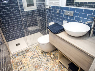 Cuarto de baño Grupo Inventia Baños de estilo moderno Azulejos Azul