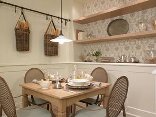 Barras para colgar y estanterías con pared en Toile de Jouy DEULONDER arquitectura domestica Cocinas de estilo clásico
