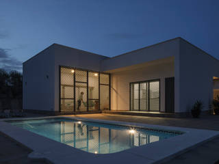 Casa con Terraza, Jardín y Piscina Perfecta para el Verano, FAQ arquitectura FAQ arquitectura Minimalist house