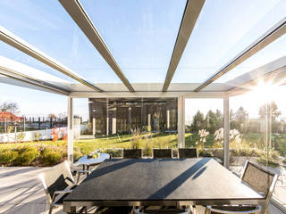 Sommergarten in Kirchschlag bei Linz mit Schibeelementen von Sunflex und Dachgläsern aus Sicherheitsglas, Schmidinger Wintergärten, Fenster & Verglasungen Schmidinger Wintergärten, Fenster & Verglasungen Modern conservatory Aluminium/Zinc