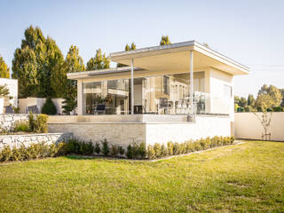 Poolhaus mit Schiebeverglasungen von Fenster-Schmidinger, Schmidinger Wintergärten, Fenster & Verglasungen Schmidinger Wintergärten, Fenster & Verglasungen Puertas y ventanas de estilo moderno Vidrio