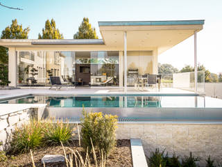 Poolhaus mit Schiebeverglasungen von Fenster-Schmidinger, Schmidinger Wintergärten, Fenster & Verglasungen Schmidinger Wintergärten, Fenster & Verglasungen Puertas y ventanas modernas Vidrio