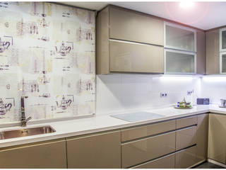 Cocina en colonia santa ines, Malaga, alto brillo color moca con tirador Gola, COCINAS CASTILLO COCINAS CASTILLO Modern kitchen Plywood