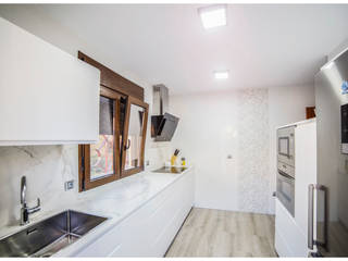 Cocina en Avenida Carlos Haya, lacada blanca alto brillo, encimera Dekton Entzo, COCINAS CASTILLO COCINAS CASTILLO Modern Mutfak