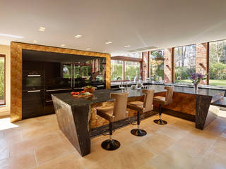 Gold and Black International award winning kitchen, Diane Berry Kitchens Diane Berry Kitchens Nowoczesna kuchnia Szkło