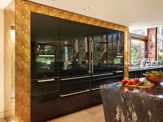 Gold and Black International award winning kitchen, Diane Berry Kitchens Diane Berry Kitchens Modern Kitchen Glass Black