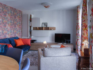 Appartement chic et coloré , Bleu Cerise Bleu Cerise Modern Living Room