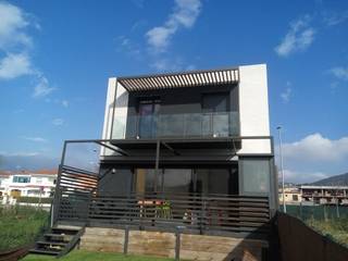 Vivienda unifamiliar en hilera, Estudi d'Arquitectura Lluis Tort Estudi d'Arquitectura Lluis Tort Casas modernas Cerámico