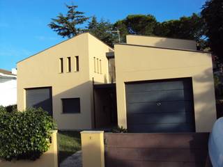 Vivienda unifamiliar aislada, Estudi d'Arquitectura Lluis Tort Estudi d'Arquitectura Lluis Tort Modern houses Ceramic