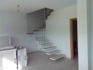 Vivienda unifamiliar en hilera, Estudi d'Arquitectura Lluis Tort Estudi d'Arquitectura Lluis Tort Modern Corridor, Hallway and Staircase Wood Wood effect