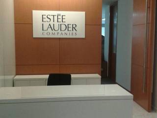 ESCRITÓRIO ESTÈE LAUDER, TR3NA Arquitetura TR3NA Arquitetura Commercial spaces