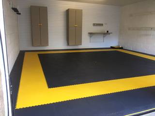 Case Study: West Yorkshire Case Study with FlexiPanel and FlexiTrack, Garageflex Garageflex Garage / Hangar modernes