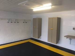Case Study: West Yorkshire Case Study with FlexiPanel and FlexiTrack, Garageflex Garageflex Garage / Hangar modernes