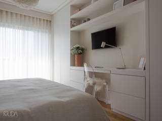 CB Apartment - Lisbon, MUDA Home Design MUDA Home Design 臥室