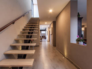 CASA MAPLES, Loyola Arquitectos Loyola Arquitectos Modern Corridor, Hallway and Staircase