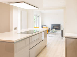 Modern German White Kitchen, Woollards of Mildenhall Woollards of Mildenhall Moderne Küchen