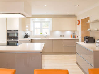 Modern German White Kitchen, Woollards of Mildenhall Woollards of Mildenhall Moderne Küchen