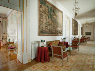 Hotel Tivoli Palácio de Seteais, MARIA ILHARCO DE MOURA ARQUITETURA DE INTERIORES E DECORAÇÃO MARIA ILHARCO DE MOURA ARQUITETURA DE INTERIORES E DECORAÇÃO Classic style corridor, hallway and stairs