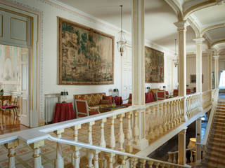 Hotel Tivoli Palácio de Seteais, MARIA ILHARCO DE MOURA ARQUITETURA DE INTERIORES E DECORAÇÃO MARIA ILHARCO DE MOURA ARQUITETURA DE INTERIORES E DECORAÇÃO Classic style corridor, hallway and stairs