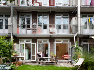 TINY APARTMENT WITH A GARDEN VIEW, Kumiki Kumiki Eclectic style houses