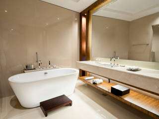Neutral With Wood Details Gracious Luxury Interiors Casas de banho modernas