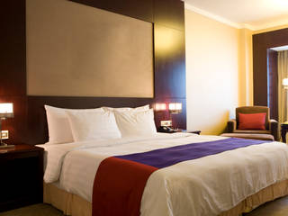 Red/Purple Hotel Room Gracious Luxury Interiors Espacios comerciales Hoteles