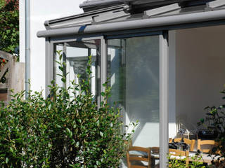 Wintergarten im Grünen, Schmidinger Wintergärten, Fenster & Verglasungen Schmidinger Wintergärten, Fenster & Verglasungen Anexos de estilo moderno Aluminio/Cinc