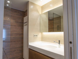 Reforma Piso, Bocetto Interiorismo y Construcción Bocetto Interiorismo y Construcción Minimalistische Badezimmer Keramik Holznachbildung