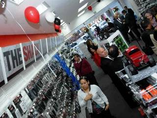 TIENDAS RadioShack COLOMBIA, bdlconceptstudio bdlconceptstudio Комерційні приміщення