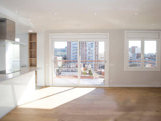 Reforma integral en Poble Nou, Grupo Inventia Grupo Inventia Modern living room Engineered Wood Transparent
