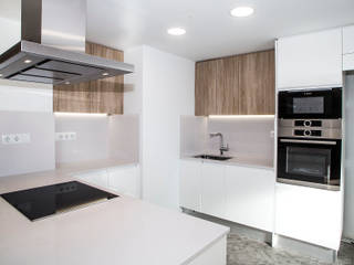 Reforma integral en Poble Nou, Grupo Inventia Grupo Inventia Cucina moderna PVC