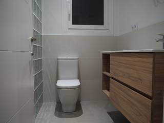 Reforma integral en Travessera de les Corts de Barcelona, Grupo Inventia Grupo Inventia Modern bathroom Tiles