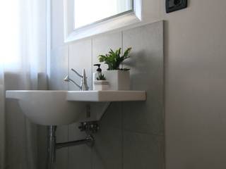 Grigio luce - Ristrutturazione bagno, Arching - Architettura d'interni & home staging Arching - Architettura d'interni & home staging Modern Bathroom Grey