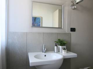 Grigio luce - Ristrutturazione bagno, Arching - Architettura d'interni & home staging Arching - Architettura d'interni & home staging Modern bathroom Grey
