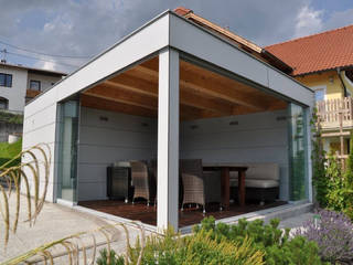 Poolhaus mit Sunflex-Schiebeverglasungen, Schmidinger Wintergärten, Fenster & Verglasungen Schmidinger Wintergärten, Fenster & Verglasungen Piletas modernas: Ideas, imágenes y decoración Vidrio