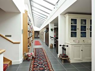 A 630m² house for two writers who retired to the country, Baart Harries Newall Baart Harries Newall Moderner Flur, Diele & Treppenhaus