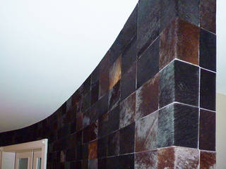 Wandgestaltung mit echtem Stierfell, FARBCOMPANY FARBCOMPANY Camera da letto eclettica