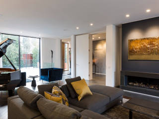 Hampstead Home, Bold & Bright, Studio Mark Ruthven Studio Mark Ruthven Modern Living Room