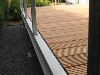 BangKirai terras met gegalvaniseerd stalen frame., WE-Maatdesign WE-Maatdesign Modern balcony, veranda & terrace Wood Wood effect